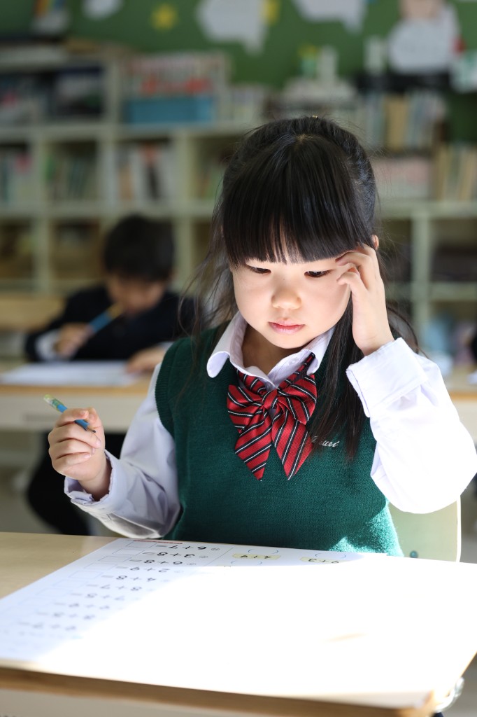 算数に取り組む子ども