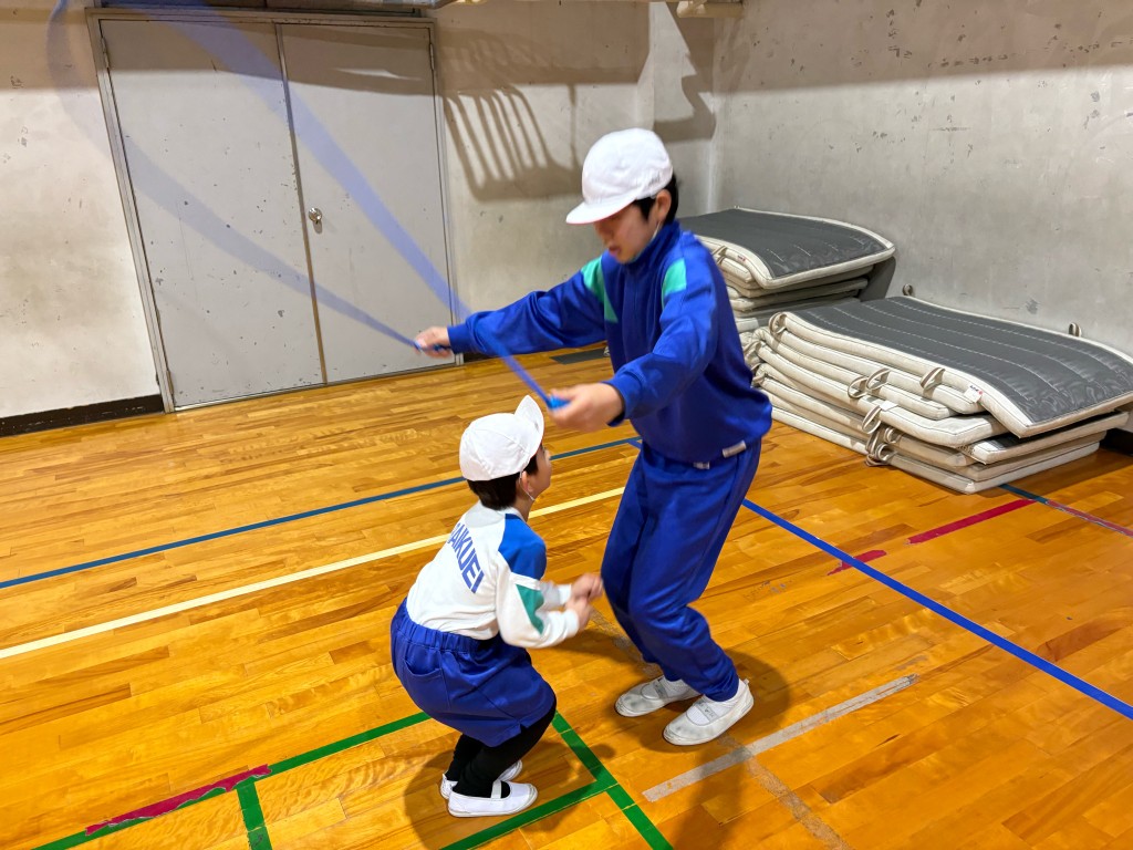 なわとびで遊ぶ子どもたち