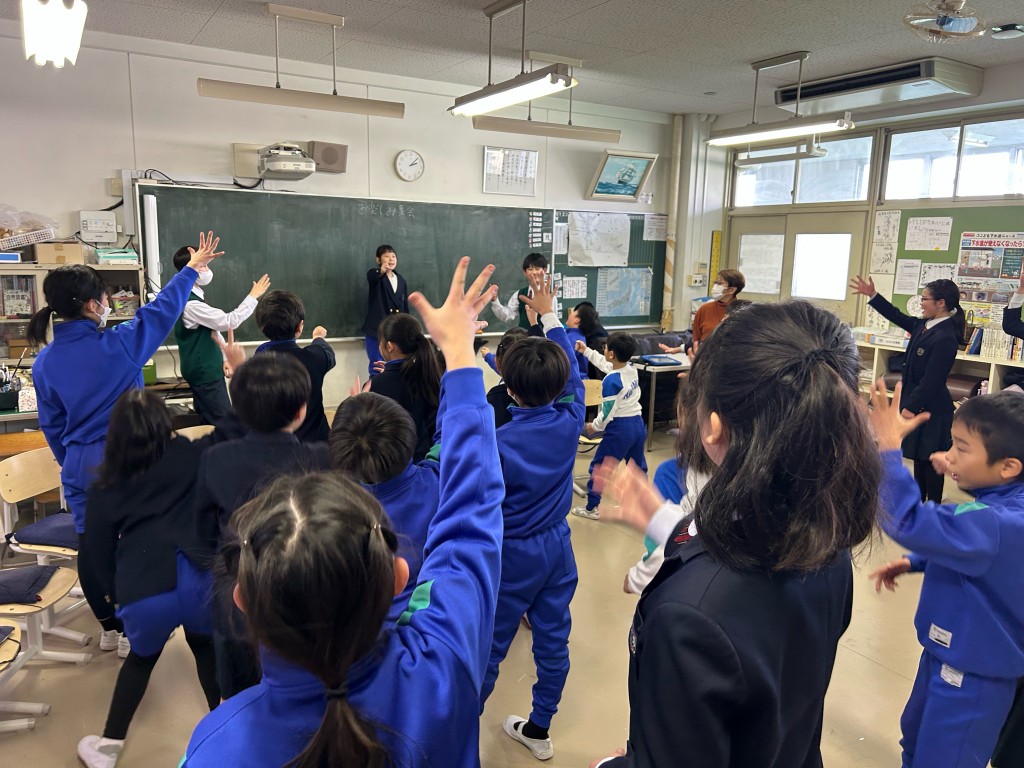 教室で主体的に学ぶ児童